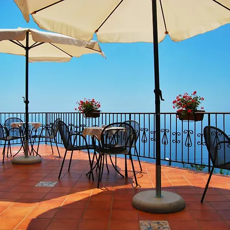 尼多德利雷酒店 *